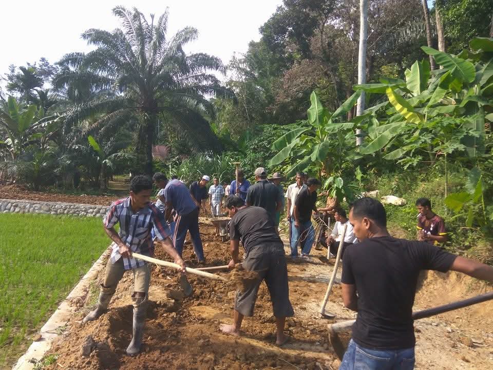 Kegiatan gotong royong pembangunan gampong tenaga swadaya masyarakat